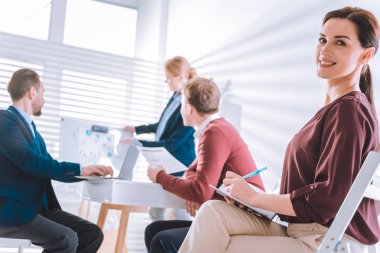 Size gülümseyen mutlu güzel kadın