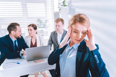 Güzel genç kadın kafasını dokunmadan