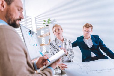 Profesyonel mühendis. Birlikte onların proje üzerinde çalışırken ofiste oturan akıllı güzel insanları