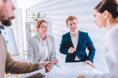 Akıllı akıllı insanlar taslak tartışıyor