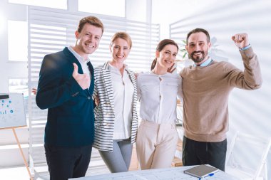 Verimli işbirliği. Mutlu neşeli takım çalışmalarını birlikte tadını çıkarırken bakıyorsun