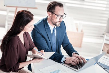 Konsantre iki arkadaşları, eser çeker