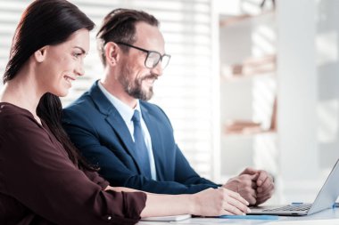 Çalışmalarına odaklanan neşeli iki arkadaşları