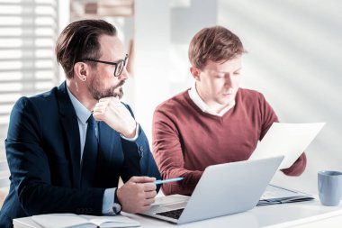 Kendine güvenen erkek meslektaşları iş planı geliştirme