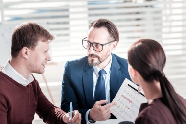Üç meslektaşları tartışmada maddelerle ilgili olumlu