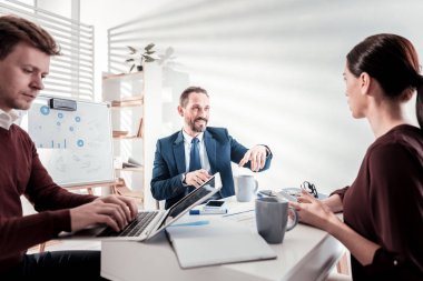 Görüşleri dile getiren iddialı dört iş arkadaşları