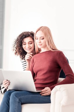 Videoda konuşan olumlu neşeli arkadaşlar