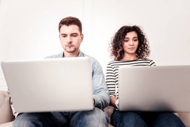 Çalışmalarına odaklanan ciddi gençler