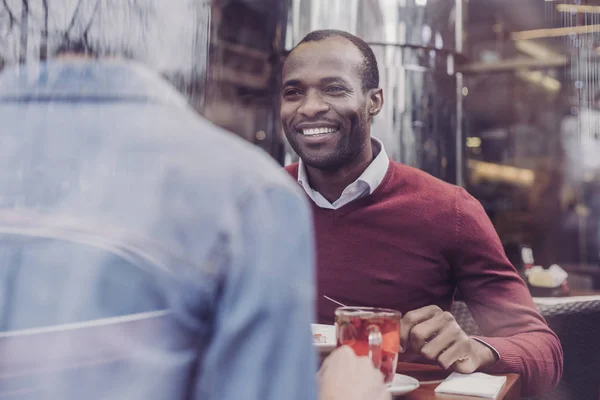 Glad brunett manlig person med middag — Stockfoto