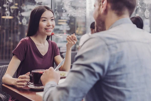 Geweldige internationale vrouw genieten van haar salade — Stockfoto