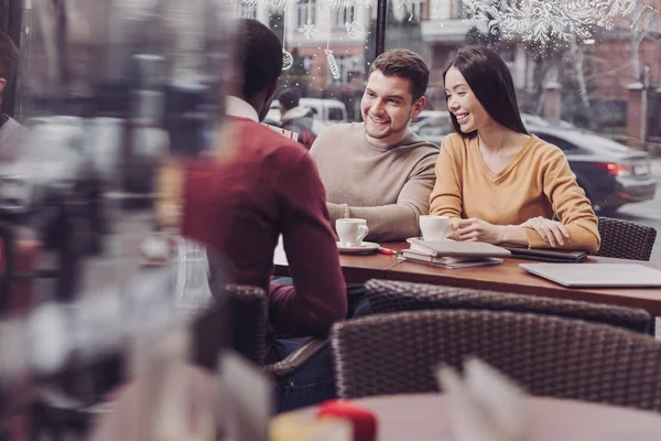 Amigos encantados pasando tiempo en la cafetería — Foto de Stock