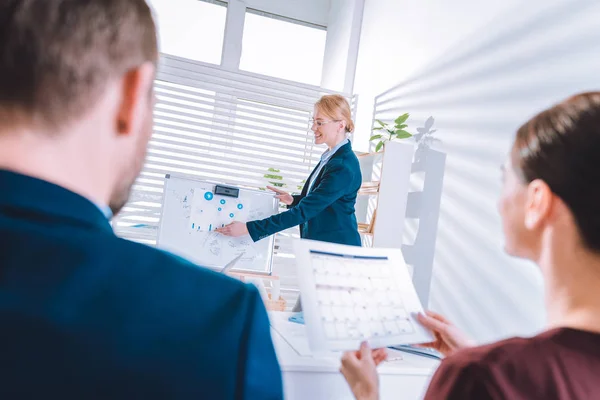 Vrolijke mooie vrouw presentatie van een project — Stockfoto