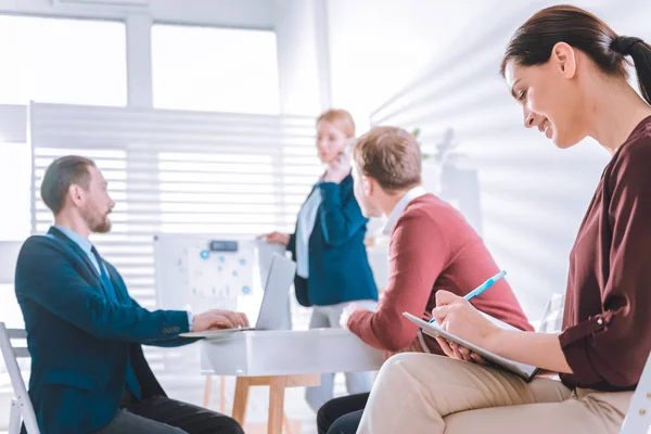 Vrolijke mooie vrouw bezoeken van een bedrijfskundige opleiding — Stockfoto