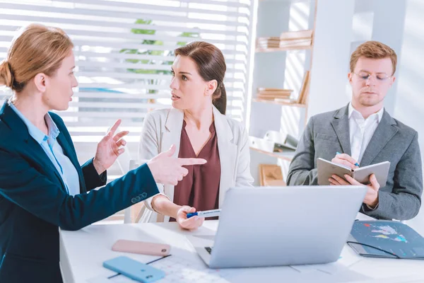 Inteligentes mujeres agradables hablando entre sí — Foto de Stock