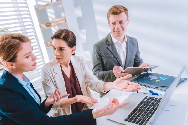 Professionele slimme vrouwen bespreking van een project — Stockfoto