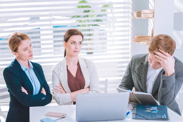 Kluger netter Mann arbeitet mit seinen Kollegen — Stockfoto