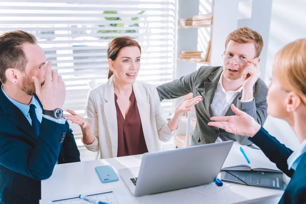 Gente alegre e inteligente hablando entre sí — Foto de Stock