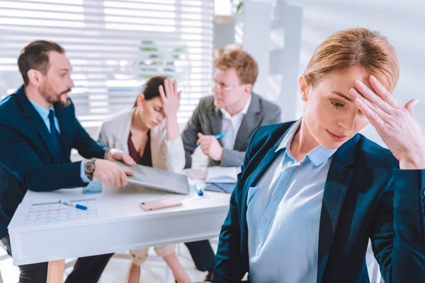 Schöne blonde Frau, die ihre Stirn berührt — Stockfoto