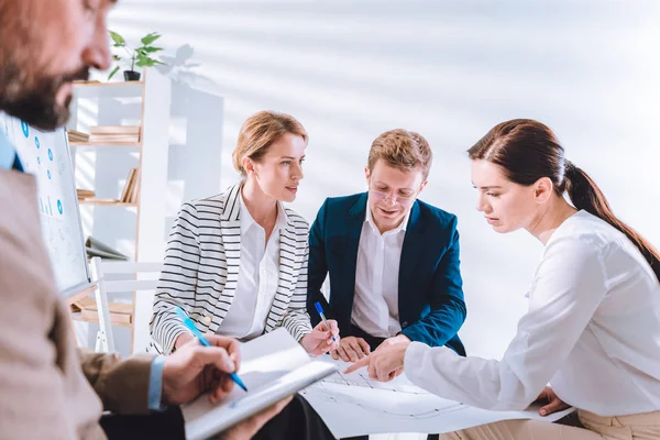 Ingenieros jóvenes inteligentes hablando entre sí — Foto de Stock