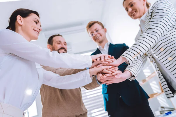 Encantada gente agradable de pie en el círculo — Foto de Stock