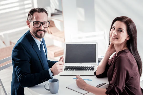 Gärna två kollegor som arbetar på rapport — Stockfoto