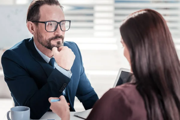 Zwei Kollegen tauschen sich aus — Stockfoto