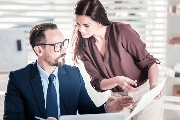 Apelando a dos colegas recogiendo datos — Foto de Stock