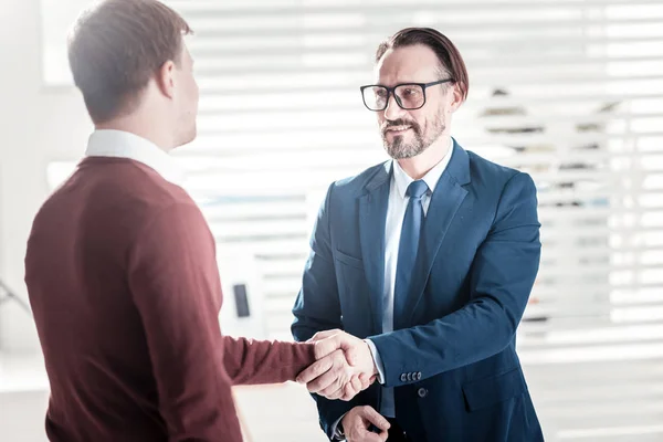 Agradable saludo colegas masculinos — Foto de Stock