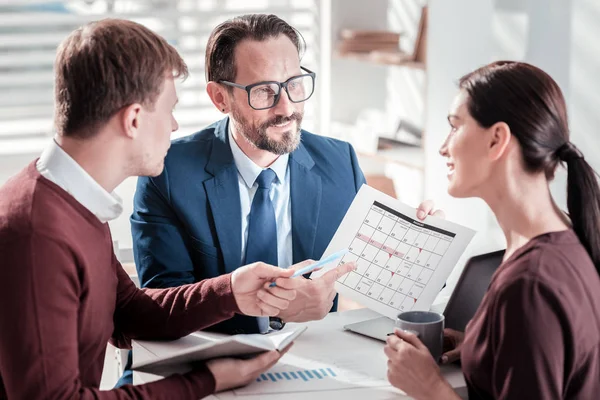 Freudige drei Kollegen, die Konferenz organisieren — Stockfoto