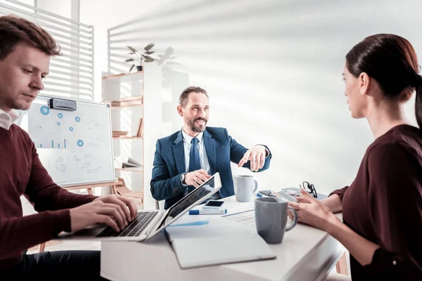 Ehrgeizige vier Kollegen äußern ihre Meinung — Stockfoto