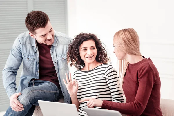 Aangename mooie vrouw weergegeven: Ok teken — Stockfoto