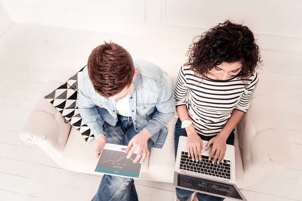 Bovenaanzicht van slimme jonge mensen zittend op de Bank — Stockfoto