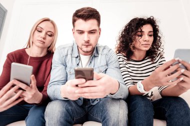 Onların akıllı telefonlar kullanan akıllı gençlerin
