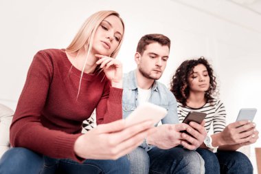 Akıllı genç insanlar kendi smartphones vasıl arıyorum