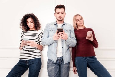 Akıllı genç adam onun smartphone vasıl arıyorsunuz