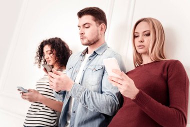 Güzel genç insanlar akıllı telefon ekranları arıyorum