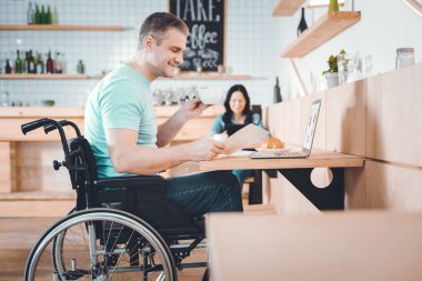 Freelancer içme kahve bir kafede gülümseyen