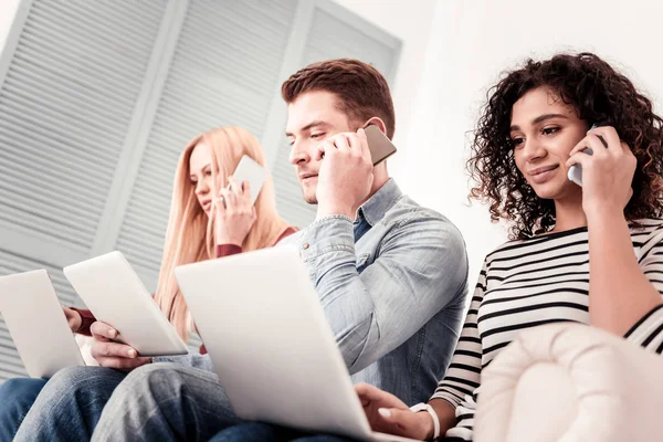 Ernstige intelligente mensen kijken naar de laptop schermen — Stockfoto