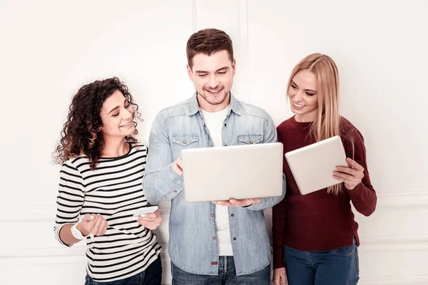 Aangename aardige man toont een interessant beeld — Stockfoto