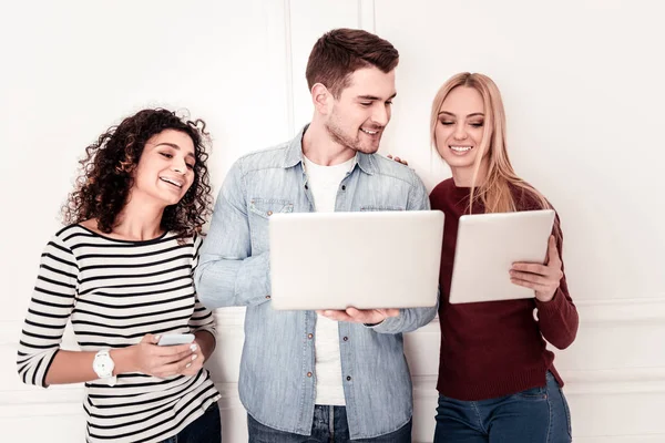 Positiva ungdomar som har en konversation — Stockfoto