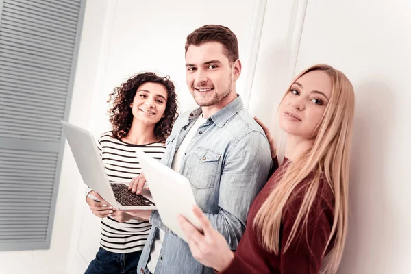 Positiv glad människor tittar på dig — Stockfoto