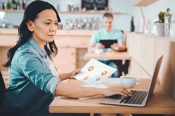 Calculate Correctly Busy Concentrated Manager Checking Sales Results — Stock Photo, Image