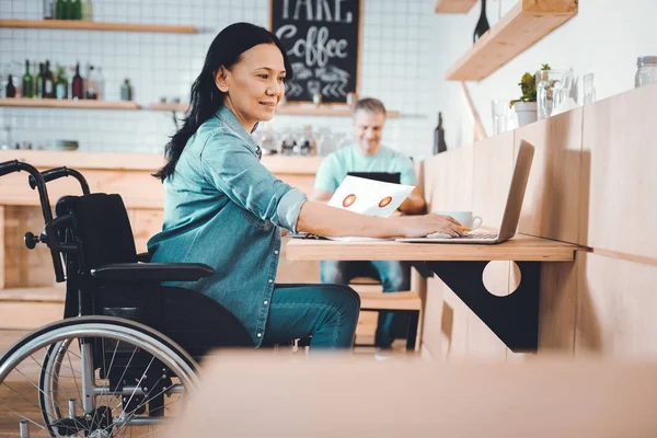 Disabled manager preparing a report — Stock Photo, Image