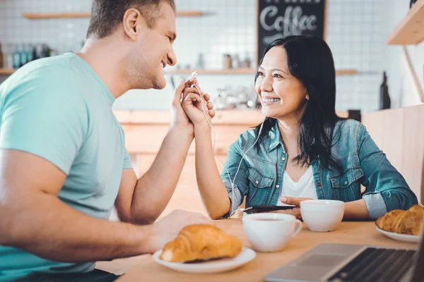 Brunette lady and man having a date in a cafe — Stock Photo, Image