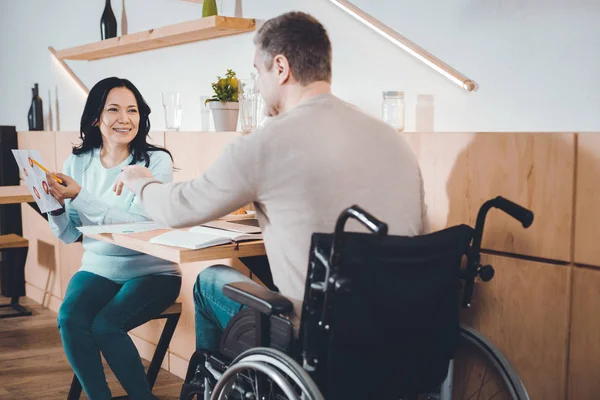 Handicap manager spreken met een vakgenoot — Stockfoto