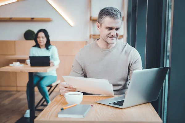 Freelancers calificados trabajando remotamente — Foto de Stock