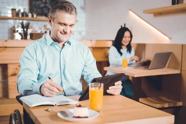 Hombre guapo tomando un descanso en un café —  Fotos de Stock