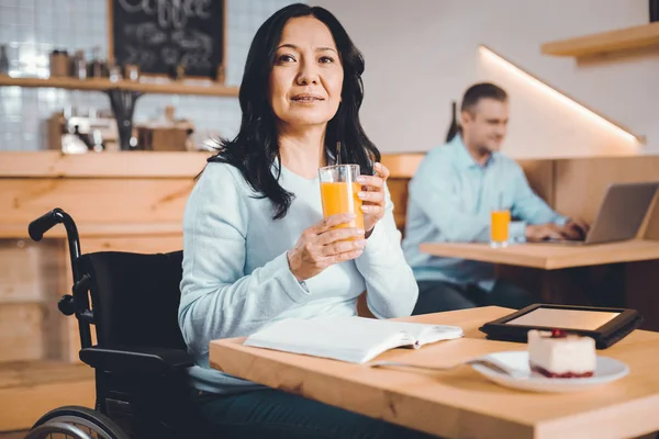 Mulher com deficiência pensando e almoçando — Fotografia de Stock