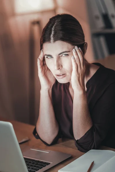 Freelancer feminino cansado com dor de cabeça — Fotografia de Stock