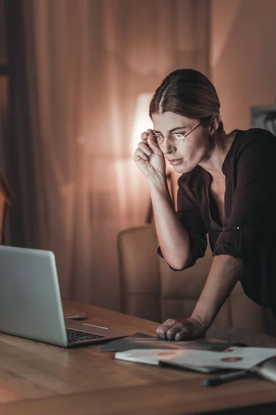 Consultoria freelancer feminina concentrada com colegas — Fotografia de Stock